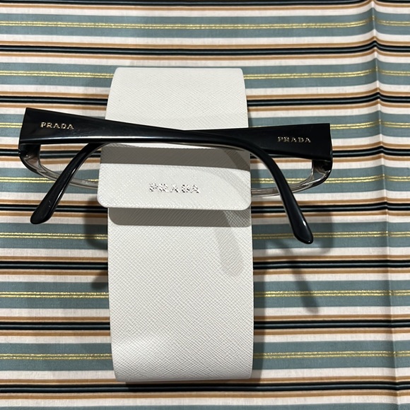 Prada - Picture 2 of 11